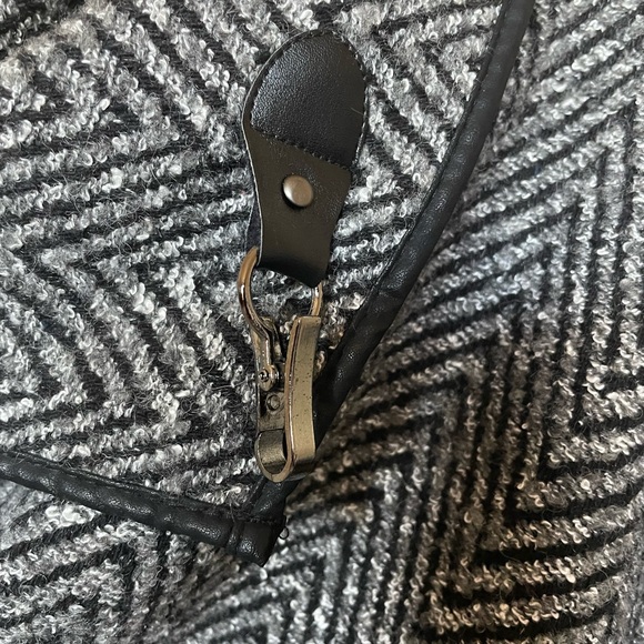 Women’s Black & White Chevron Ponch 100% Polyester Pullover – OS 🌟 - Picture 5 of 6